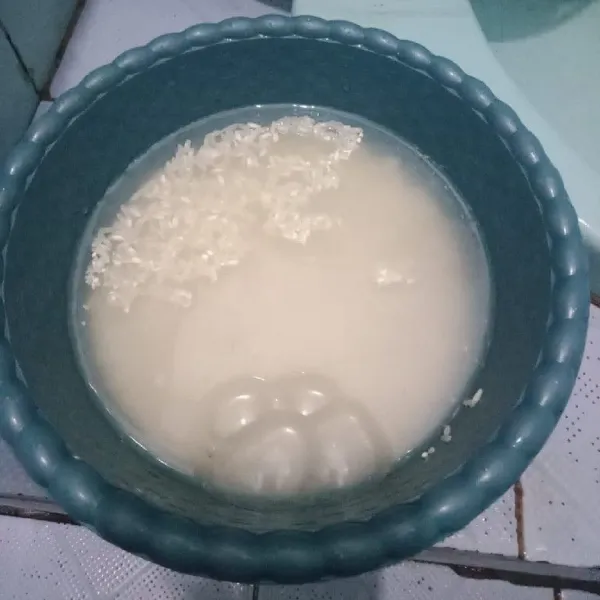 Cuci beras ketan sampai bersih.