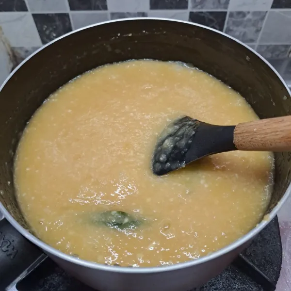 Masak bubur singkong sambil diaduk terus sampai bubur matang dan meletup-letup. Angkat dan sisihkan.