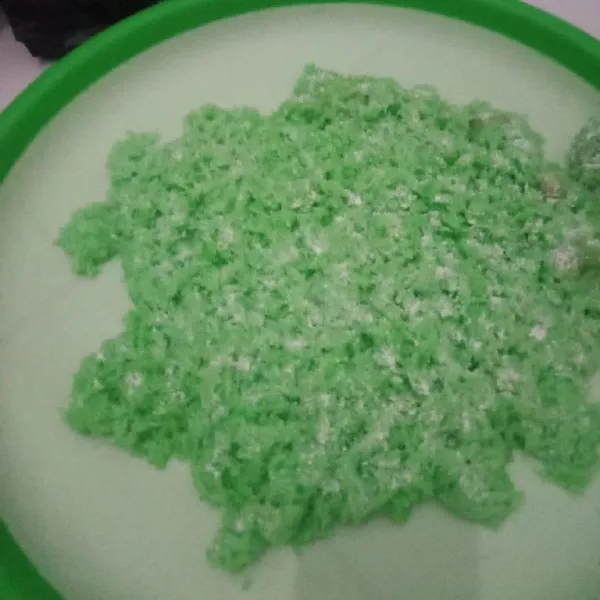 Setelah nasi ketan matang tunggu dingin. Kemudian, taburi dengan ragi tape sampai merata. Balik bagian atasnya dan taburi ragi lagi pada bagain bawah. Setelah itu, masukkan ke wadah plastik kecil tutup dan simpan ditempat tertutup selama 2 hari, bisa ditutupi kain agar kondisi hangat, biasanya kalo udah matang akan tercium wangi tape.