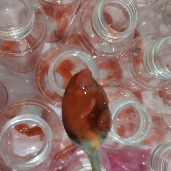 Siapkan botol, masukkan selai strawberry di pinggir botol sambil diputar untuk mempercantik saja (boleh diskip). Lalu tuang sirup strawberry @ 1 sdm.