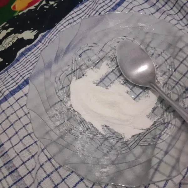 Haluskan ragi tape dengan menggunakan sendok.