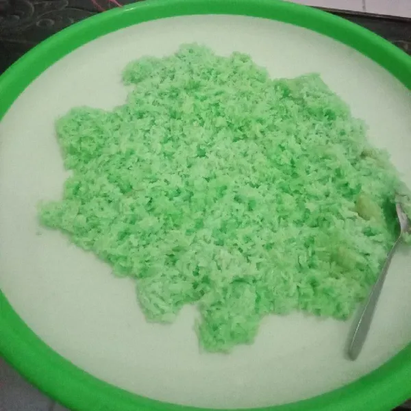 Campurkan pewarna hijau sampai merata, kemudian kukus sampai matang seperti proses menanak nasi atau bisa menggunakan magicom.