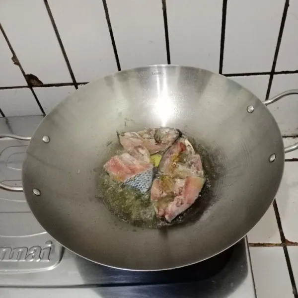 Goreng ikan hingga matang. Sisihkan