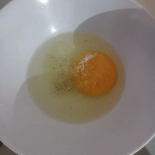 Siapkan telur, beri bumbu.