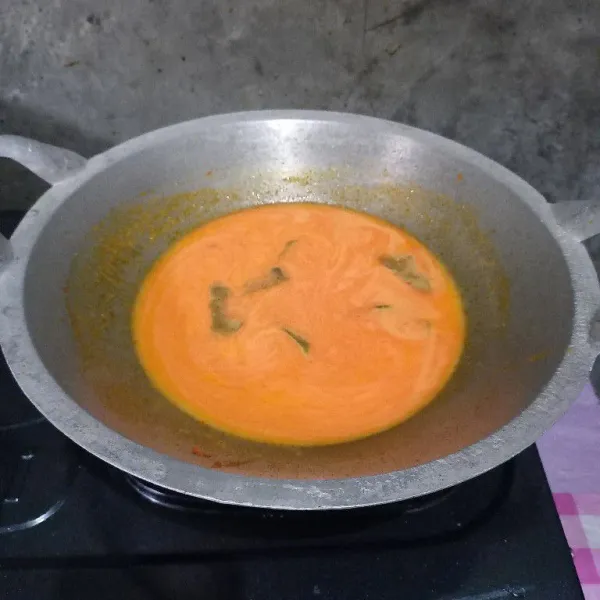 Masukkan santan, garam, gula, dan penyedap rasa.