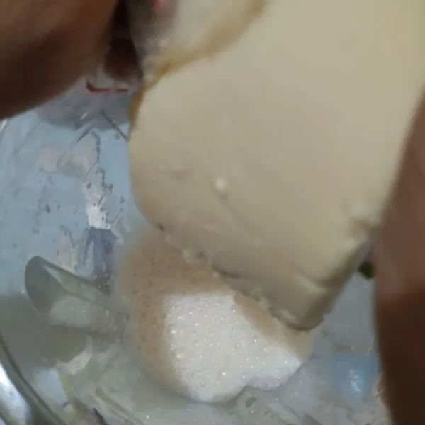 Masukkan keju oles.