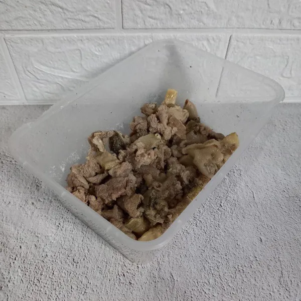 Rebus tetelan dan daging sampai empuk.