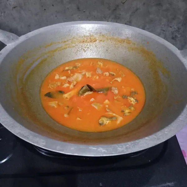 Masak sampai bumbu meresap. Cek rasa dan sajikan.