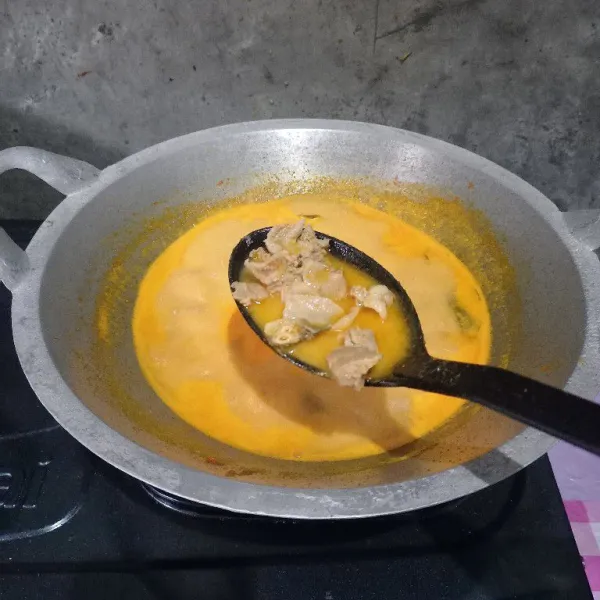 Masukkan tetelan dan daging yang sudah empuk.