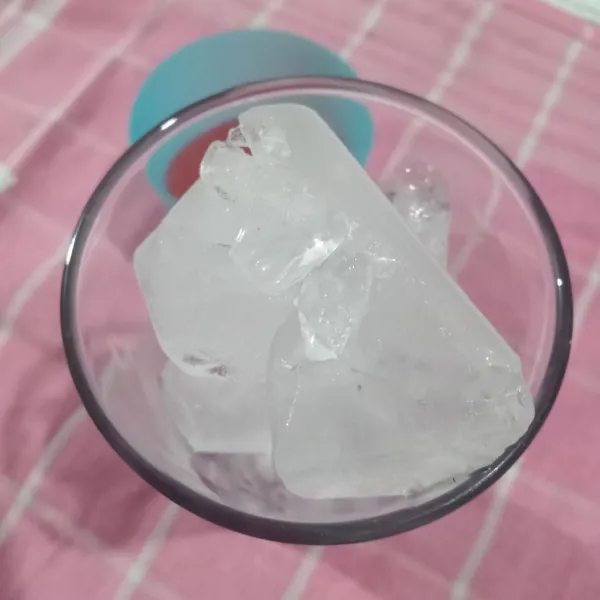 Siapkan es batu dalam gelas.
