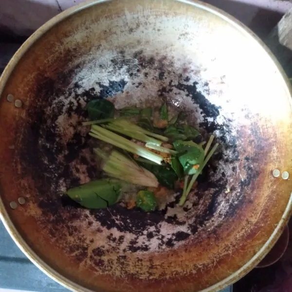 masak bumbu sampai layu dan keluar aroma. Lalu masukkan air secukupnya dan masukkan daun singkong yang sudah diiris.