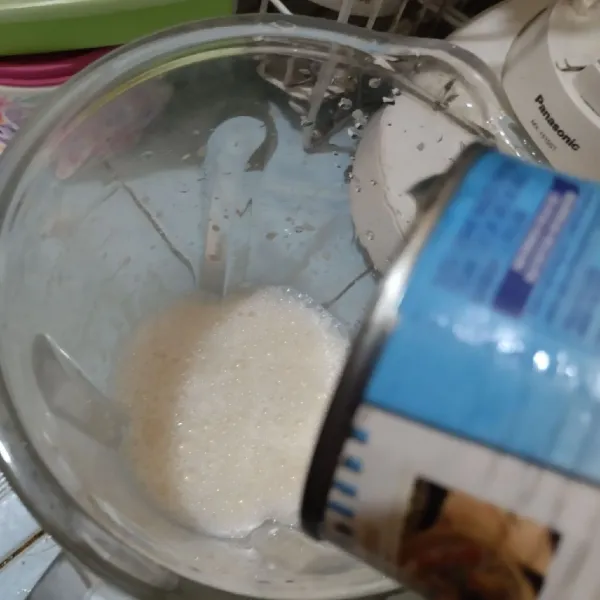 Masukkan susu evaporasi lalu blender sebentar saja.