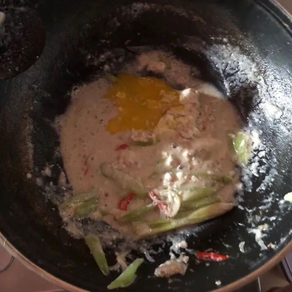 OPTIONAL. Untuk menambah protein, bisa ditambahkan telur. Diceplok saja lebih bagus dari pada diorak oraik. Sajikan.