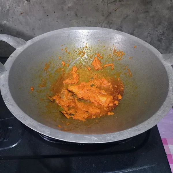 Tumis bumbu halus dan bumbu aromatik sampai matang.