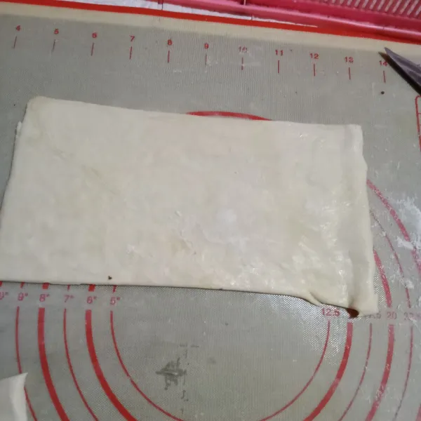 Siapkan kulit pastry, taburi sedikit tepung terigu agar tidak lengket.