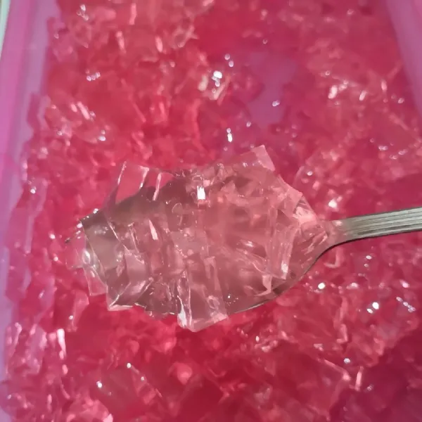 Masukkan irisan dadu agar-agar rasa strawberry.