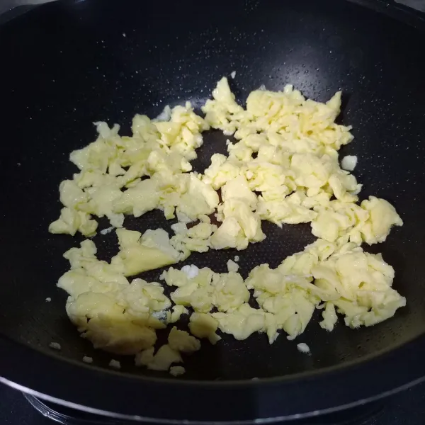 Bahan-bahan untuk orak-arik telur simpel