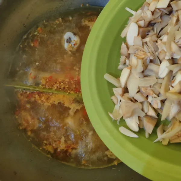 Masukkan nangka muda, aduk rata. Masak hingga mendidih kembali.
