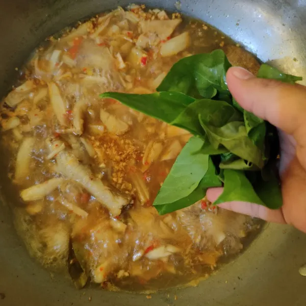Masukkan daun melinjo, aduk rata. Masak hingga nangka muda empuk.