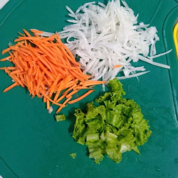 Serut wortel dan lobak. Kemudian potong-potong daun sla.