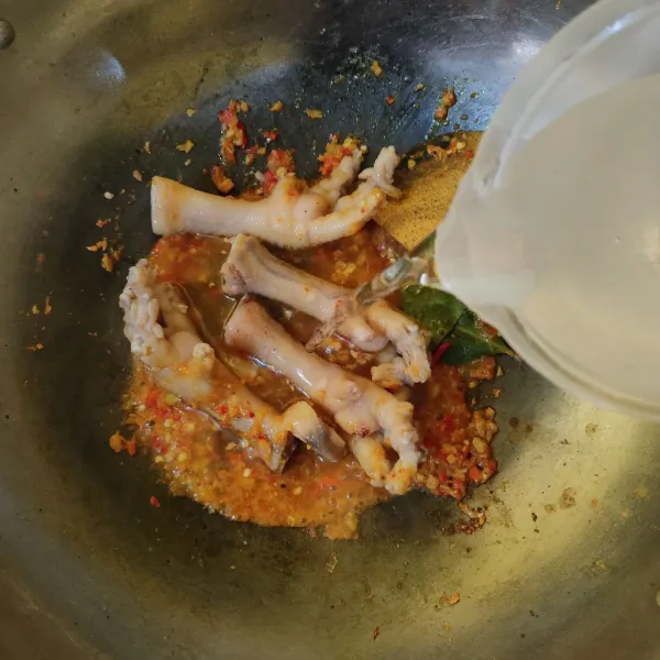 Masukkan air, kaldu bubuk, garam dan gula pasir. Masak hingga mendidih, tes rasa.