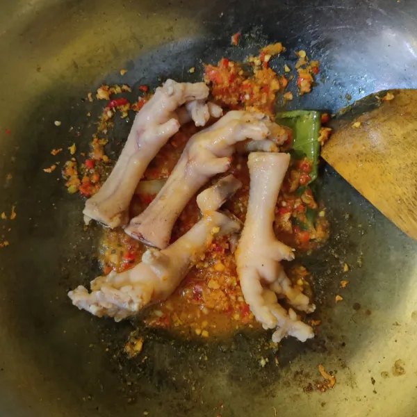 Masukkan ceker, aduk rata.