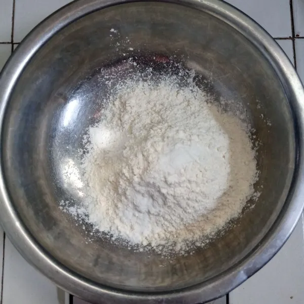 Campur tepung, baking powder dan garam. Aduk rata.