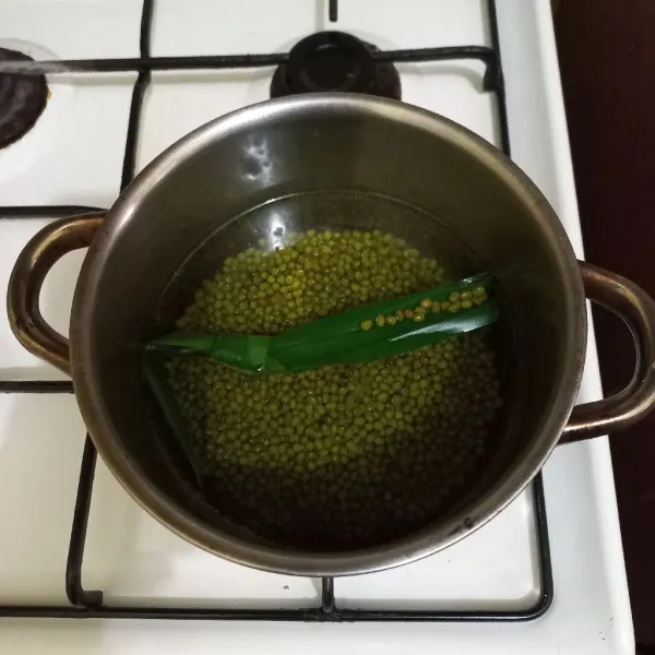 Didihkan air secukupnya bersama daun pandan, masukkan kacang hijau.