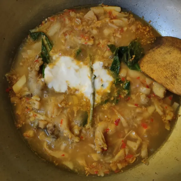 Masukkan santan instan, aduk rata.