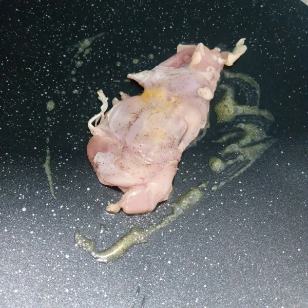Panaskan pan. Beri sedikit margarin. Panggang ayam sampai matang. Kemudian potong-potong.