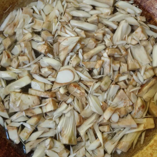 Rebus nangka muda dalam air mendidih selama 10 menit, angkat, tiriskan.
