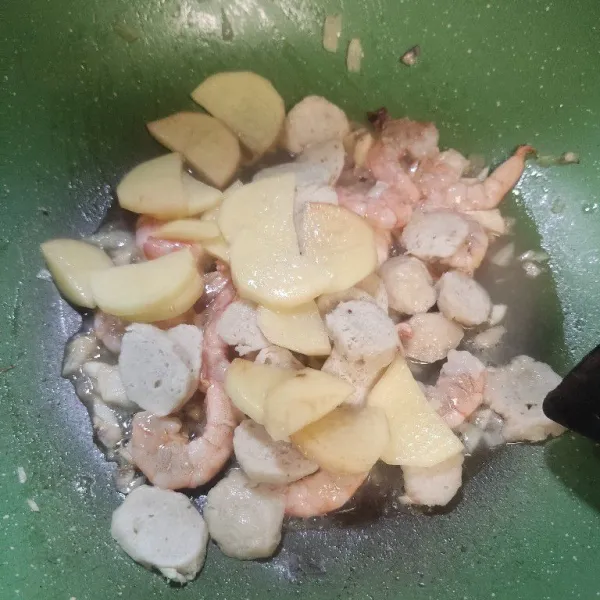 Masukkan kentang dan bakso, aduk lalu tambahkan air.