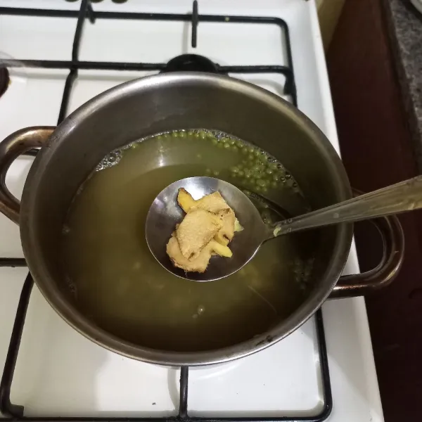 Tambahkan irisan jahe, masak hingga kacang hijau empuk, tuang air secara bertahap.