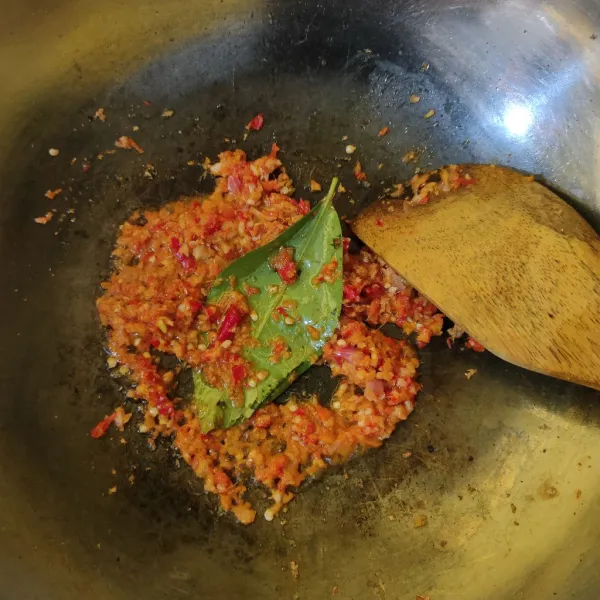 Tumis bumbu halus dan daun salam hingga harum dan matang.