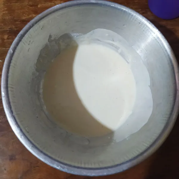 Encerkan tepung crispy dengan air secukupnya.