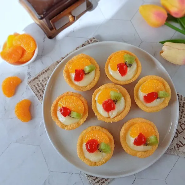 Hias soes dengan buah kesukaan, sajikan.