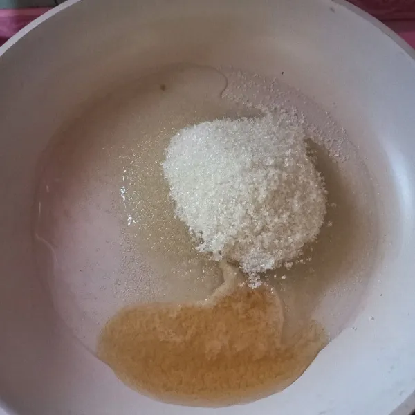 Masukan gula, madu, esen vanila, dan air ke wajan.