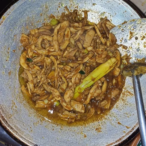 Masukkan semua bahan lain secara bertahap.