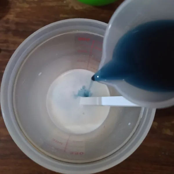 Campur susu UHT dingin dengan air bunga telang.