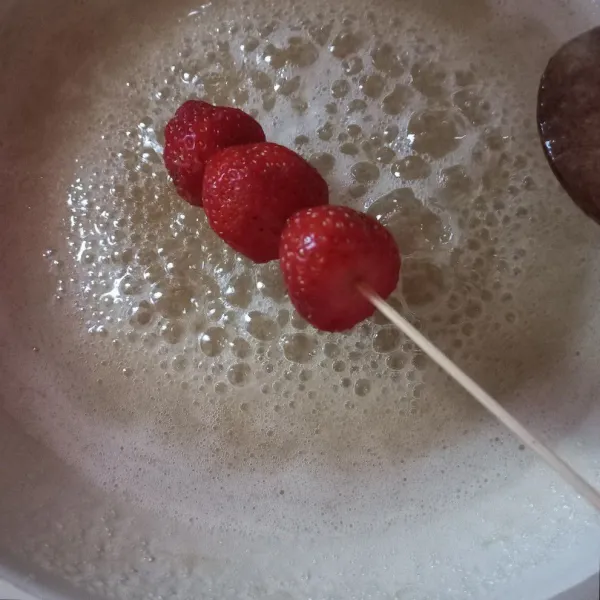 Tusuk-tusuk buah, kemudian balurkan ke dalam karamel.