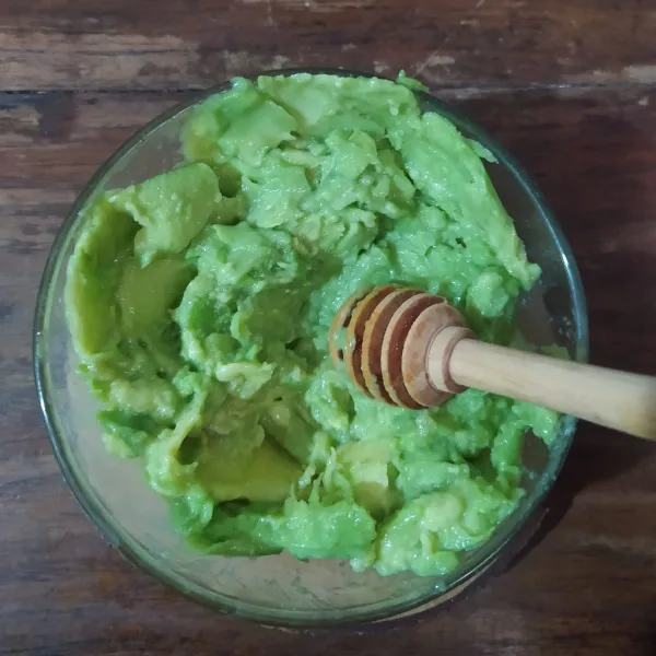 Kerok daging buah alpukat, hancurkan.
