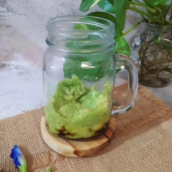 Masukkan madu dan alpukat ke dalam gelas saji.