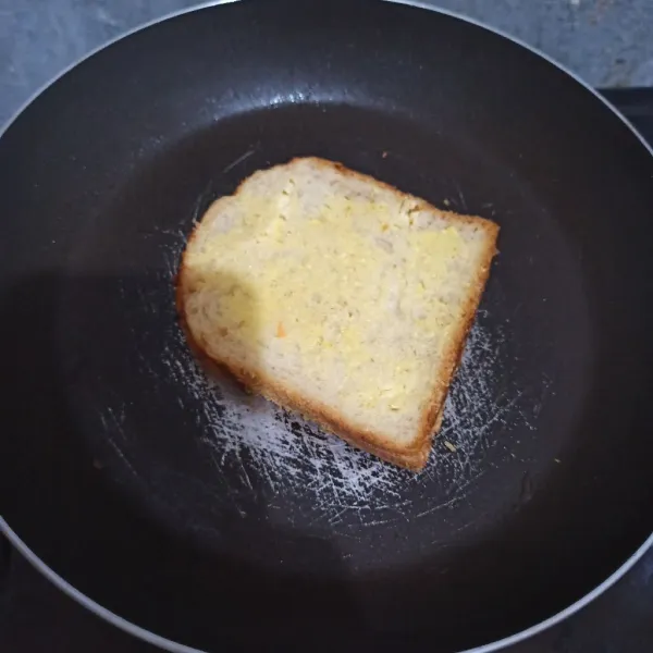 Olesi roti dengan margarin, lalu panggang.