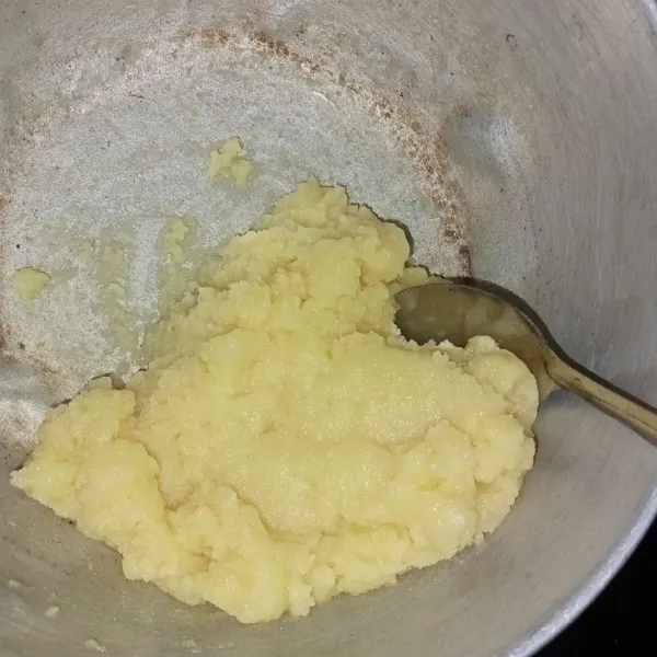 Masak air dan butter hingga mulai mendidih kemudian masukkan tepung, pasta dan garam. Aduk rata hingga menjadi adonan seperti gambar.