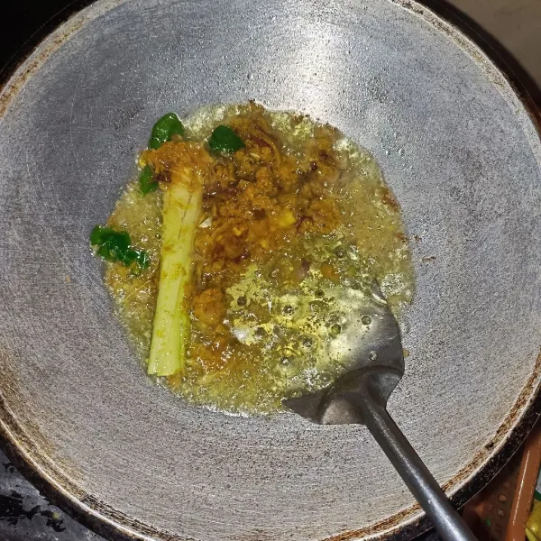 Tumis bumbu halus beserta daun jeruk, jahe dan serai sampai matang.