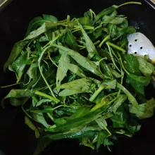 Masukkan kangkung, aduk rata.