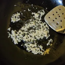 Tumis bawang putih cincang hingga harum.