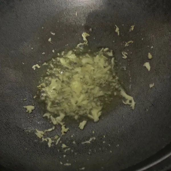 Tumis bawang putih hingga harum.