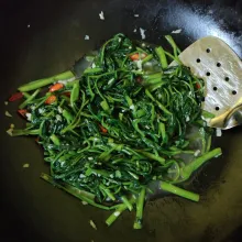Masak hingga mendidih dan kangkung layu, matikan api.