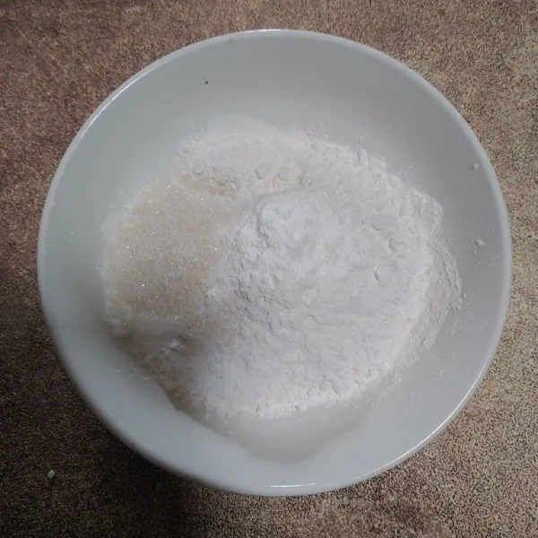 Campur jadi satu tepung terigu, tepung maizena, gula pasir dan garam. Aduk rata, kemudian tambahkan air secukupnya sampai kekentalan sedang.